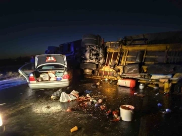 Devrilen tırın dorsesine çarpan otomobilde 1 kişi öldü, 3 kişi yaralandı
