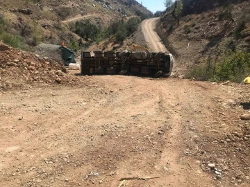 Devrilen tomruk yüklü kamyondan atlayarak kurtuldu
