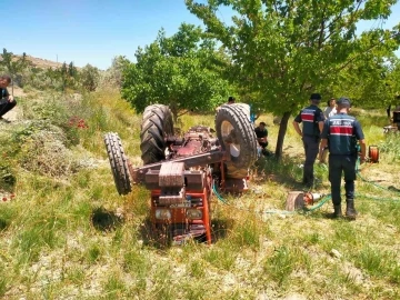 Devrilen traktörün altında kalan sürücü hayatını kaybetti