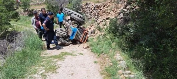 Devrilen traktörün altında kalan sürücü hayatını kaybetti
