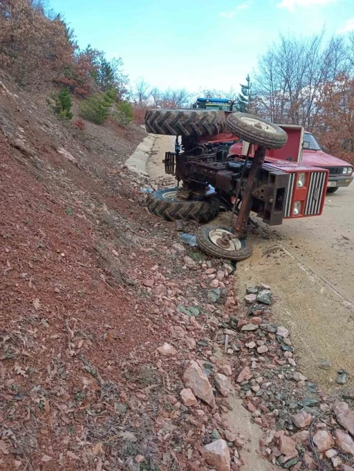 Devrilen traktörün sürücüsü yaralandı
