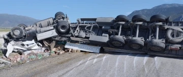 Devrilen tur yolu ulaşıma kapattı