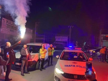 Devriyeye çıkan polise konfeti ve çikolatalı sürpriz
