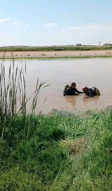 Dicle Nehrine bir kişinin girdiği ihbarı üzerine ekipler geceden beri çalışma yürütüyor
