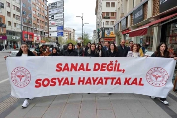 Dijital bağımlılığa dikkat çekmek için yürüdüler
