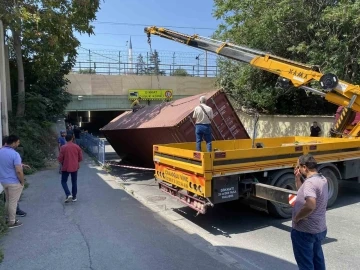 ‘Dikkat Düşük Köprü’ tabelasını görmeyen tır sürücüsü alt geçide çarptı
