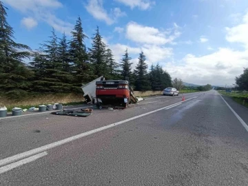 Dinar’da peynir yüklü kamyonet devrildi
