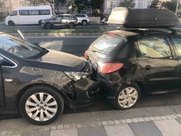 Direksiyon başında rahatsızlanınca kaza yapan kadın yoğun bakıma alındı
