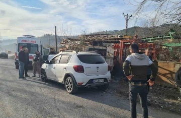 Direksiyon başında uyuyunca park halindeki kamyonete çarptı: 2 yaralı
