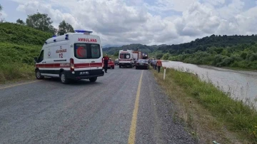 Direksiyon hakimiyeti kaybedilen araç çaya uçtu
