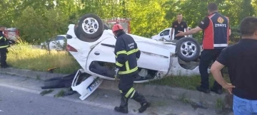 Direksiyon hakimiyetini kaybetti, refüje çıkarak takla attı: 3 yaralı