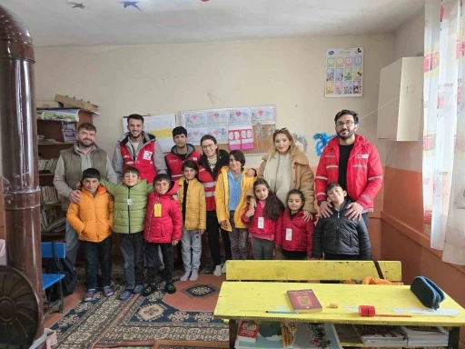 Diyadin Kızılay Şubesi yöneticileri köy ziyaretlerine devam ediyor
