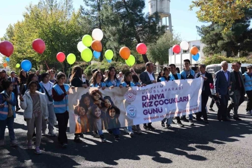 Diyarbakır’da 100 kız çocuğu farkındalık için yürüyüş yapıp gökyüzüne balon bıraktı
