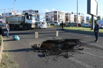 Diyarbakır’da asfalt çöktü, yol ulaşıma kapatıldı
