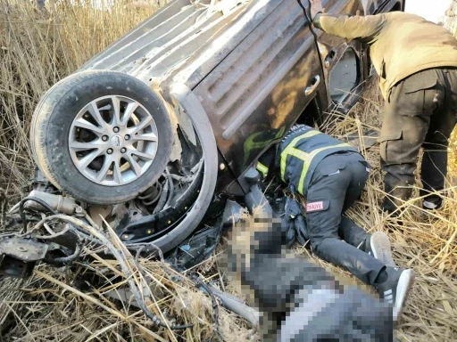 Hafif ticari araç devrildi: 1 ölü, 1 yaralı