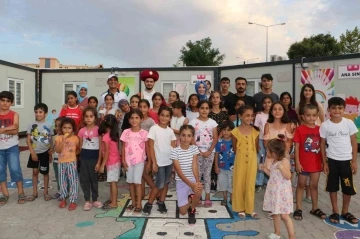 Diyarbakır’da konteyner kentte kalan çocuklar, Türk tarihindeki önemli şahsiyetleri öğrenerek vakit geçiriyor
