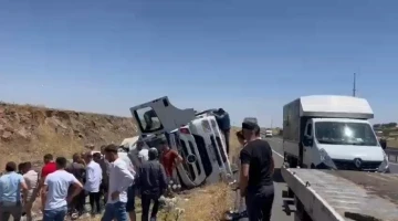 Diyarbakır’da kontrolden çıkan tır devrildi: 1 yaralı
