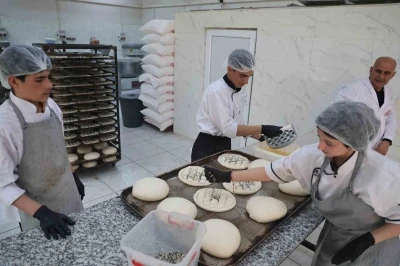 Diyarbakır’da meslek lisesi öğrencileri 130 ihtiyaç sahibi aileye Ramazan pidesi çıkartıyor
