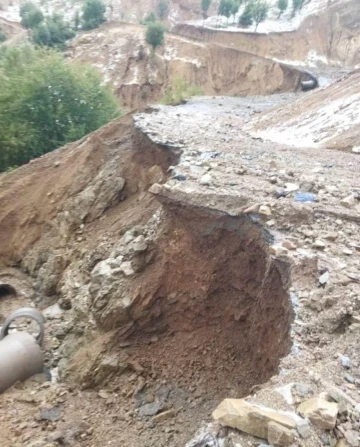 Diyarbakır’da sağanak ve dolu nedeniyle yol kapandı
