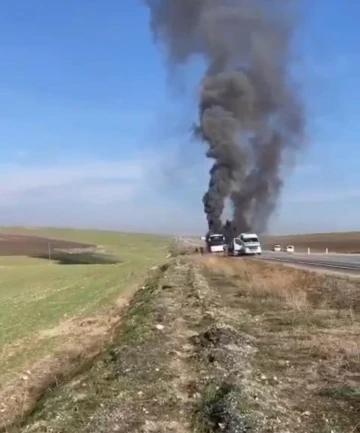 Diyarbakır’da yolcu otobüsü alevlere teslim oldu
