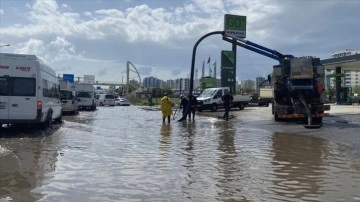 Diyarbakır'da sağanak su baskınlarına neden oldu