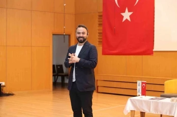 Doç. Dr. Özgür Bolat Sivas’ta &quot;Mutlu ve başarılı çocuk nasıl yetiştirilir?&quot; semineri ile ailelerle buluştu
