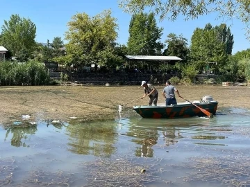 Doğa koruma ekipleri çöpleri temizliyor
