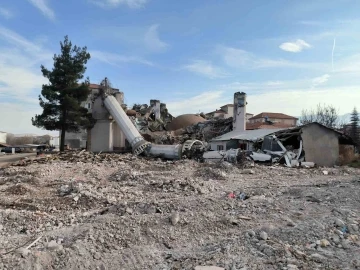 Doğanşehir’de ağır hasarlı yapıların yıkımı sürüyor
