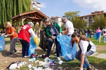 Doğaseverler, Dünya Temizlik Günü’nde çöp topladı
