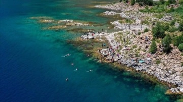 Doğaseverler Türkiye'nin en büyük krater gölü olan Nemrut Krater Gölü'nde yüzdü