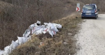 Doğaya moloz attılar, yakalanınca 30 çuvalı kendileri taşıdılar
