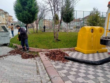 Dökülen yapraklar titizlikle toplanıyor
