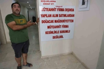 Dolandırıldığını öne süren müteahhit önce dairenin kapısını betonla kapattı, sonra ’afişli’ tepki gösterdi
