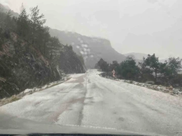 Dolu köyler arası bağlantı yolunu beyaza bürüdü
