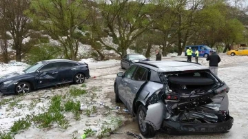 Dolu yağışı nedeniyle park edilen otomobillere çarptı: 4 yaralı
