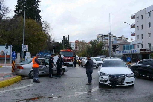 ’Dönülmez’ tabelasını dikkate almadı, kaza yaptı: 1 yaralı
