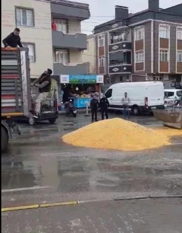 Dorse kapağı açılan tır, caddeyi buğday ile kapladı
