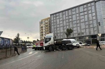 Dorsesi kopan tır yolu ulaşıma kapattı
