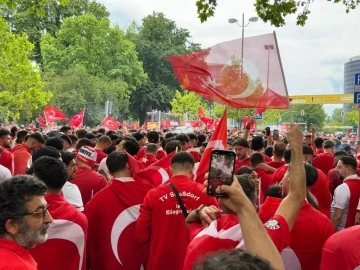 Dortmund sokakları kırmızı-beyaz