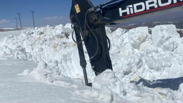 Doski Vadisi’nde 5 metreyi bulan karda yol açma çalışması
