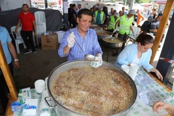 Döşmealtı Belediyesi’nden 6 bin kişilik aşure ikramı
