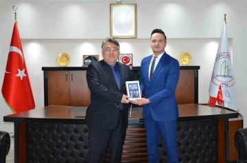 Dr. Çetin, kitabının ikinci baskısını ZBEÜ Rektörü Özölçer’e takdim etti
