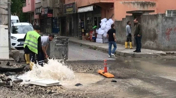 Drenaj açmak isterken su borusunu patlattılar
