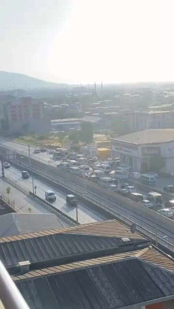 Düğün konvoyu yolu trafiğe kapattı, yüzlerce metre araç kuyruğu oluştu