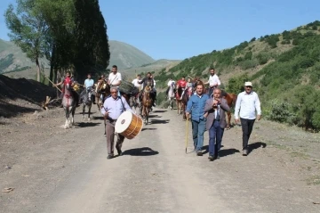 Düğünde hem halay çektiler hem de at binip cirit oynadılar
