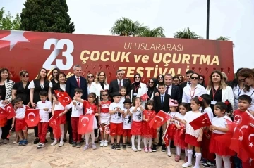 Dünya çocukları Antalya’dan barış mesajı verdi
