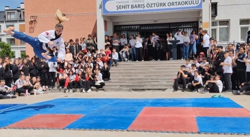 Dünya şampiyonu öğretmen ’uçarak’ ders işliyor, öğrenciler onun gibi olmak istiyor
