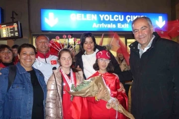 Dünya şampiyonu Selin Naz ve Nilsu’ya coşkulu karşılama