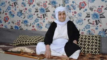 Dünyanın en yaşlı insanlarından Yezidi Rewşe nine PKK nedeniyle Sincar'daki evine dönemiyor