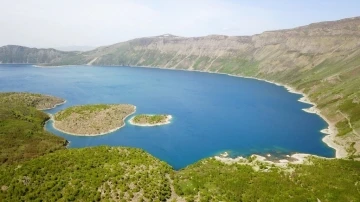 Dünyanın ikinci büyük krater gölünde turizm sezonu açıldı
